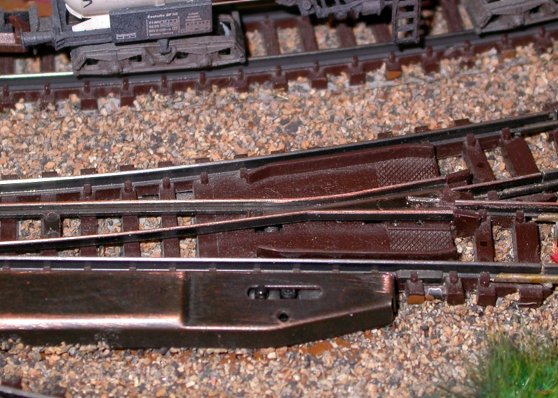 152 Weichenreparatur 2.JPG - Schritt 2: Draht abzwicken und dann Unebenheiten im Plastik abfeilen. Die Weiche ist repariert